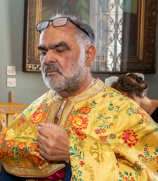Ιερέας Σπύρος Τσιάκαλος σε ιερατικά άμφια